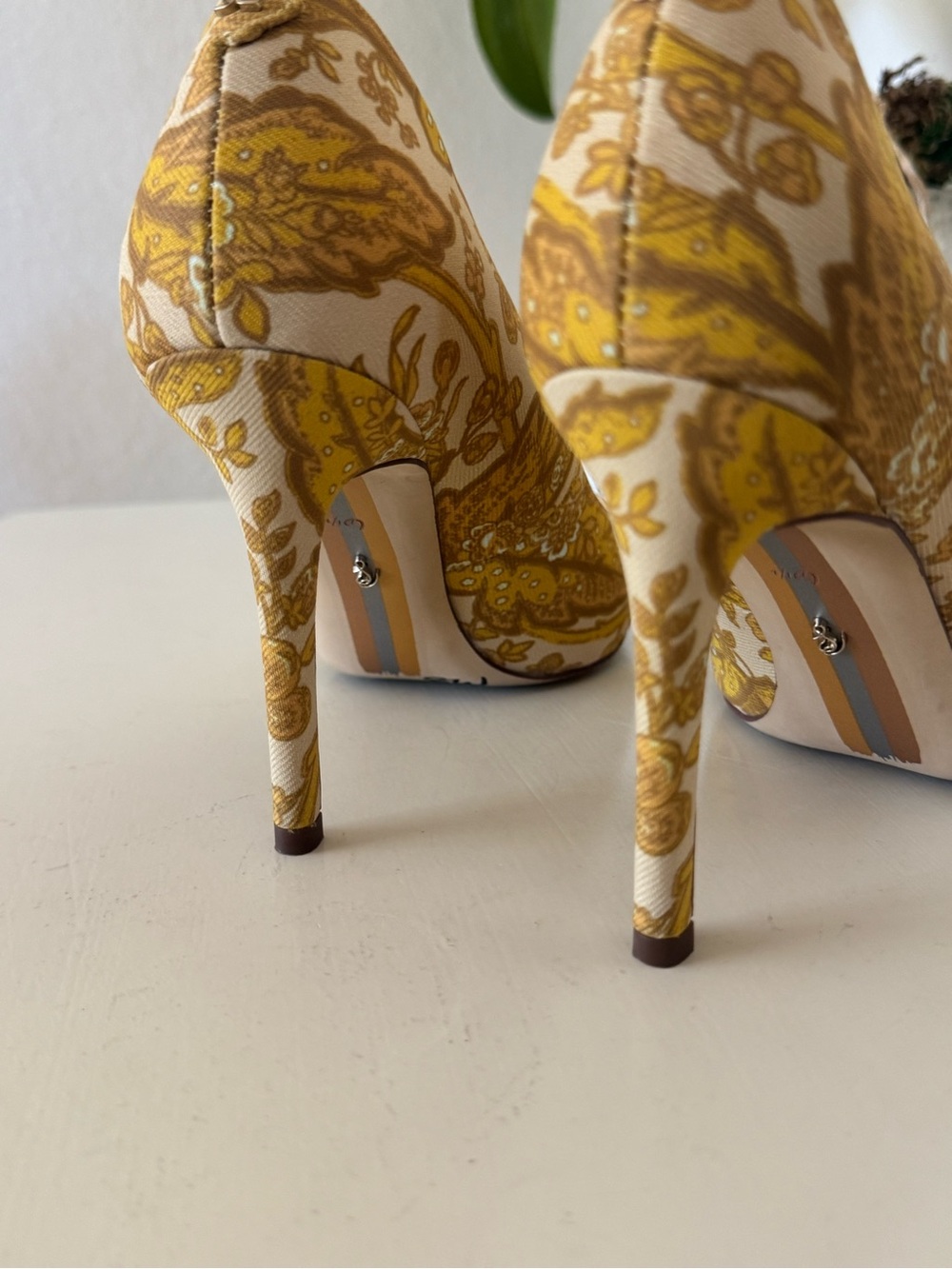 Sam Edelman Women’s Yellow Floral Pointed-Toe Pumps - Picture 6 of 7